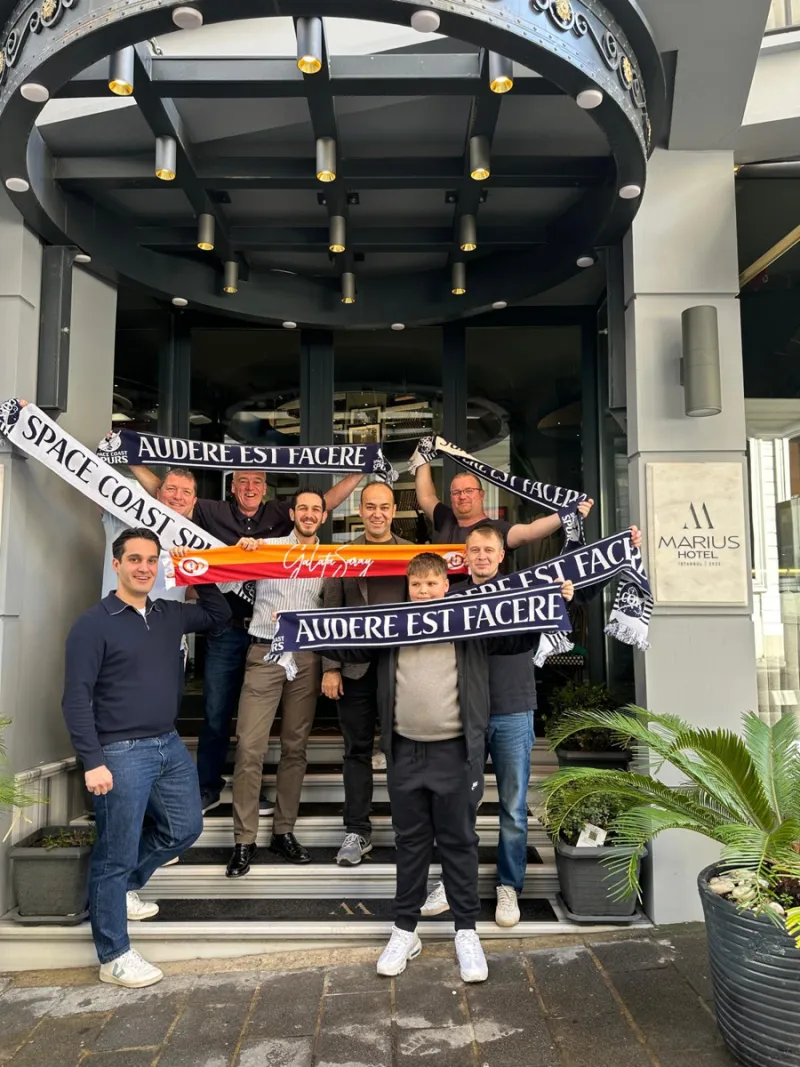 Болельщики «Тоттенхэма» с шарфами «Audere est facere» у входа в Hotel Marius