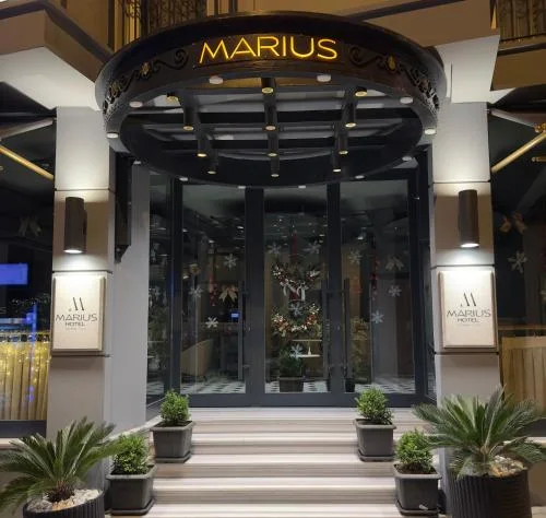 A entrada iluminada do Hotel Marius com uma coroa e flocos de neve para o Ano Novo