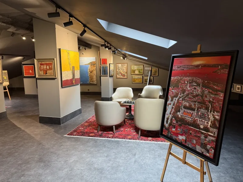 Easel with a painting of Istanbul in the Marius rooftop gallery