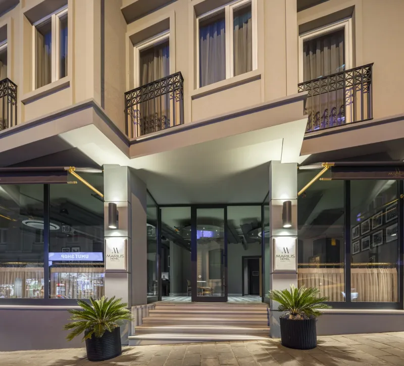 La facciata in pietra e l'ingresso con pensilina dell'Hotel Marius, in viale Orhaniye, Sirkeci