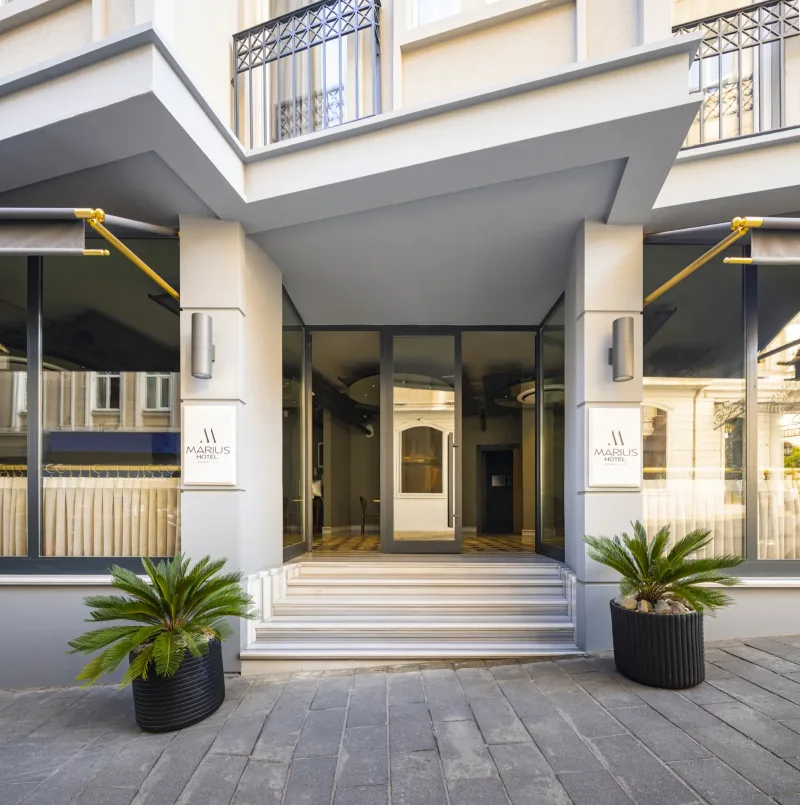 L'ingresso principale dell'Hotel Marius, con i gradini e le palme in viale Orhaniye