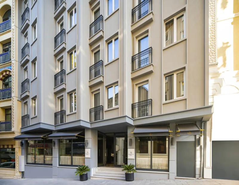 L'Hotel Marius visto lungo viale Orhaniye, a pochi passi dalla stazione di Sirkeci