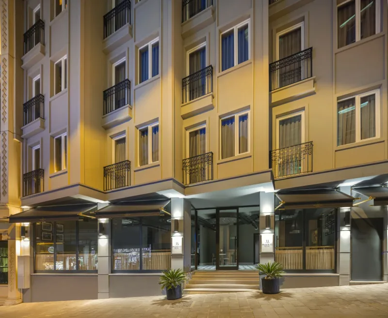 La facciata illuminata dell'Hotel Marius dopo il tramonto, a Sirkeci, Istanbul