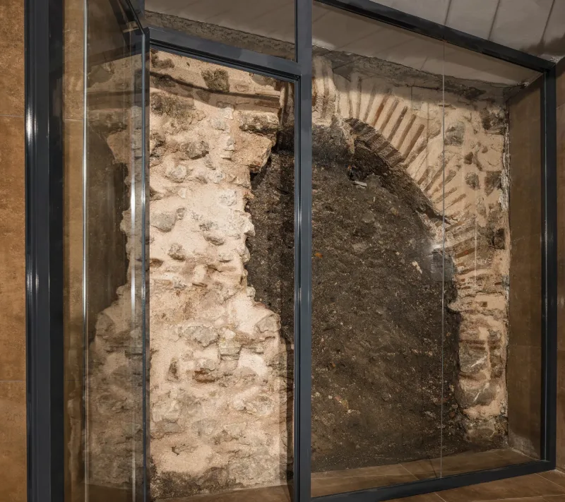 Resti di una cisterna bizantina conservati dietro il vetro sotto l'Hotel Marius