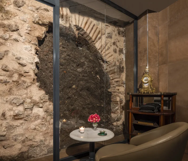 Sedute accanto alla cisterna bizantina, al piano inferiore dell'Hotel Marius