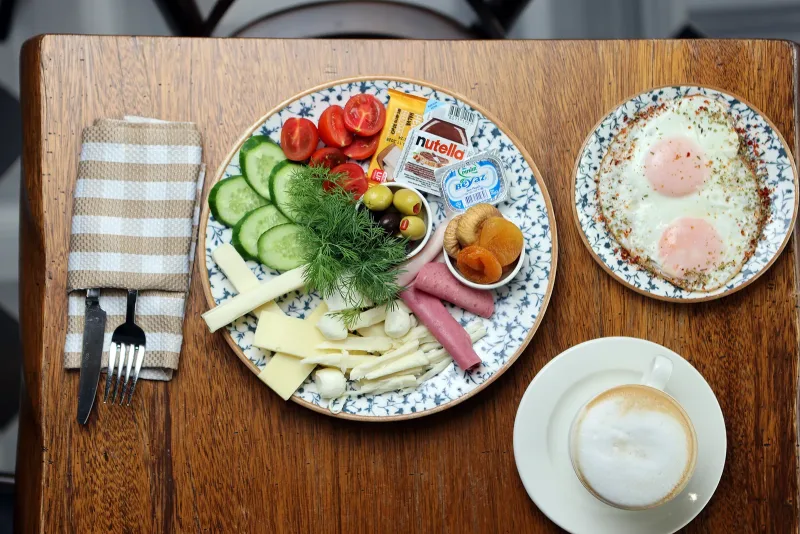Colazione turca servita all'Hotel Marius — formaggi, cetriolo, pomodoro, olive e uova, con caffè