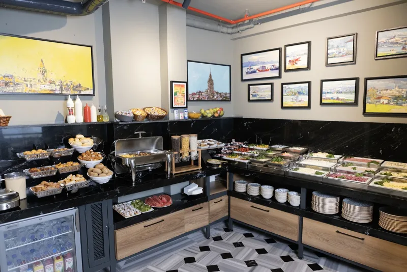 Il buffet della colazione all'Hotel Marius, con dolci e quadri di Istanbul incorniciati sopra