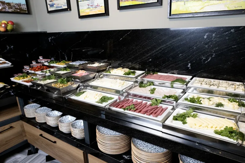 Il buffet dell'Hotel Marius — formaggi, salumi, verdure e insalate