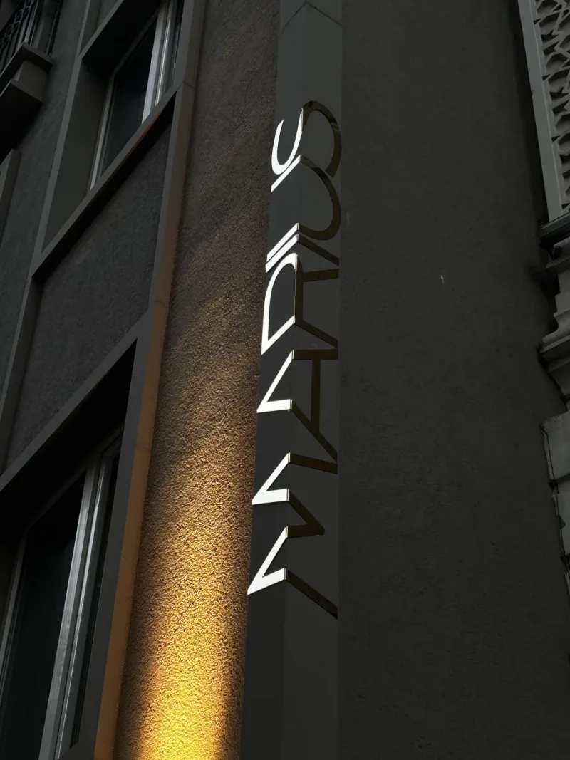 L'insegna verticale Marius sulla facciata dell'hotel a Sirkeci, in luce calda