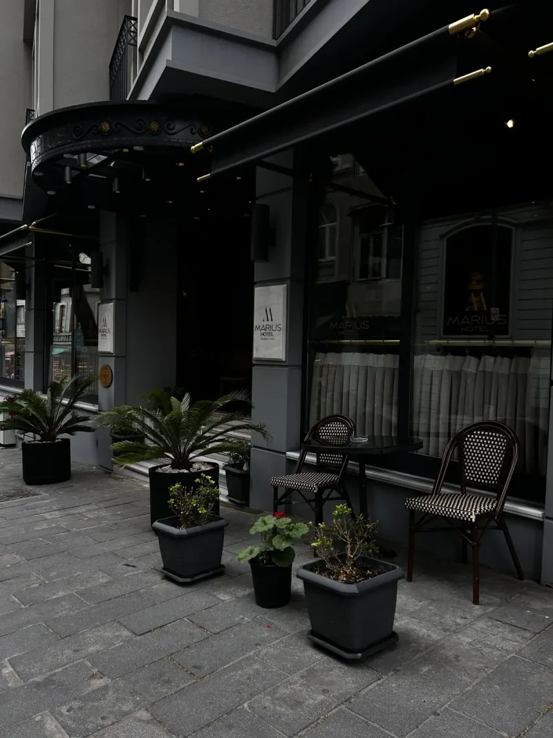 Sedie da bistrot e piante in vaso davanti all'Hotel Marius, in via Orhaniye