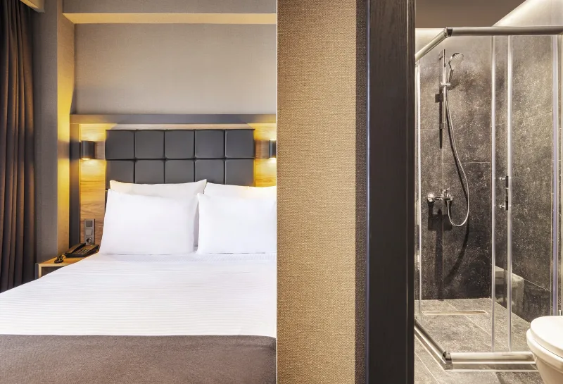 Deluxe Single room at Hotel Marius — single bed, desk by the window and walk-in shower