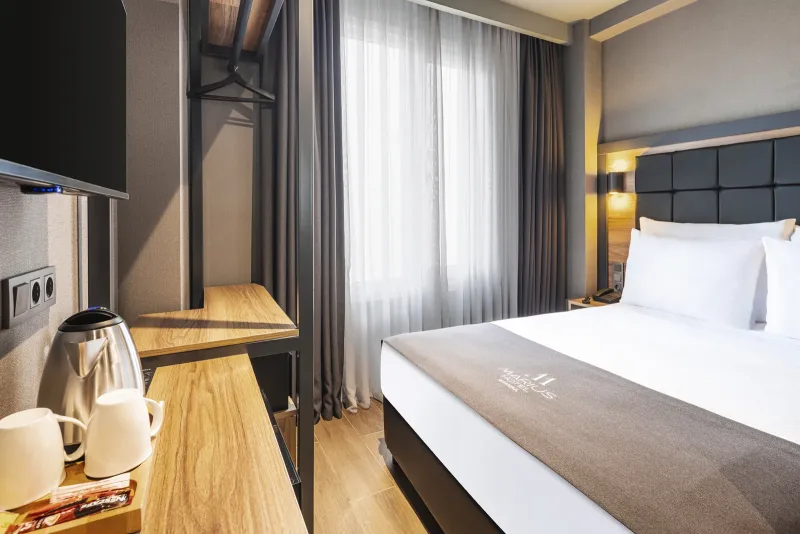 Deluxe Single room at Hotel Marius — single bed, desk by the window and walk-in shower