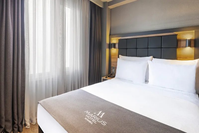 Deluxe Single room at Hotel Marius — single bed, desk by the window and walk-in shower