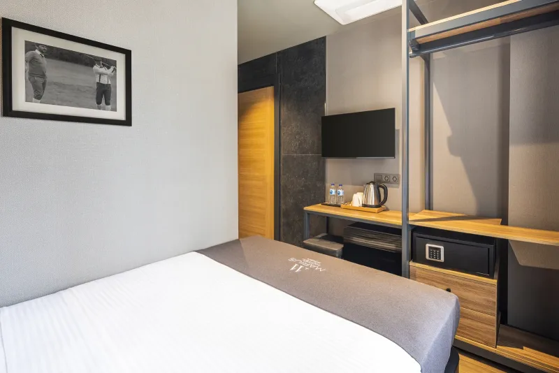 Deluxe Single room at Hotel Marius — single bed, desk by the window and walk-in shower